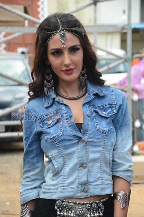 Thikka Movie Heroine Farah Karimi Pictures