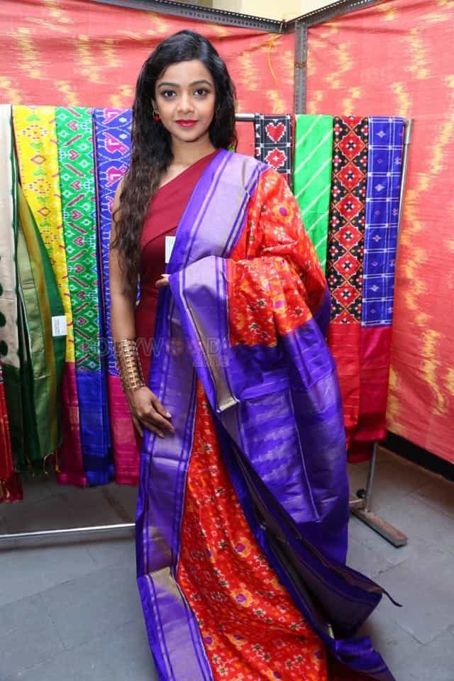 Actress Nitya Shetty At Ikat Art Mela In Secundrabad Photos