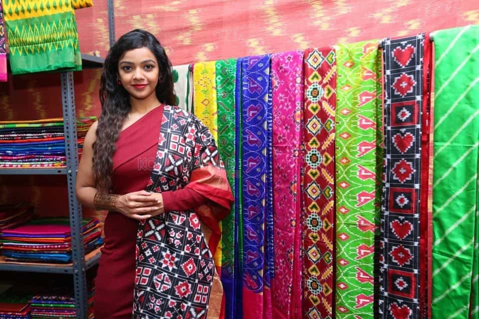 Actress Nitya Shetty At Ikat Art Mela In Secundrabad Photos