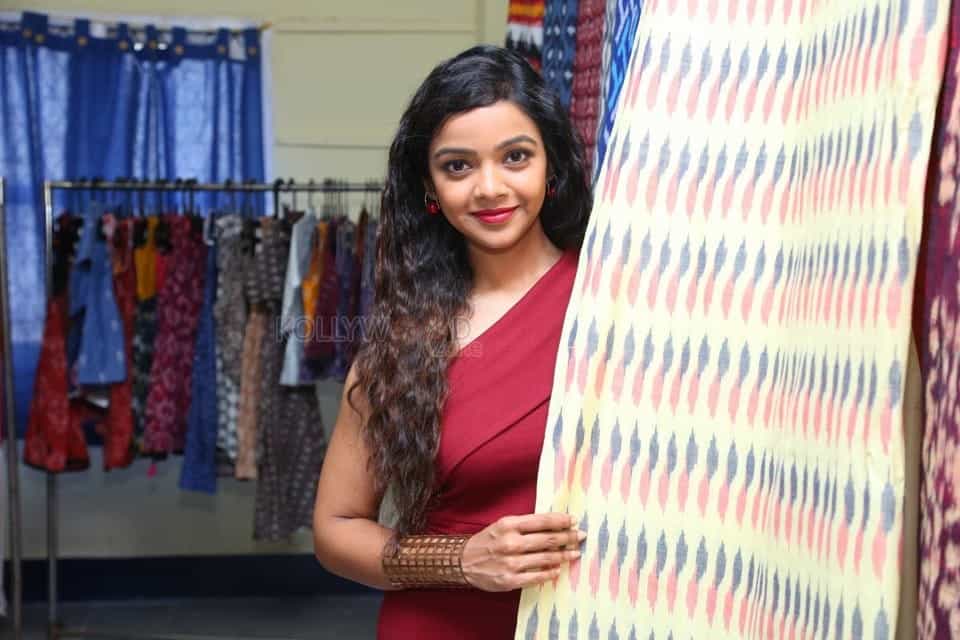 Actress Nitya Shetty At Ikat Art Mela In Secundrabad Photos