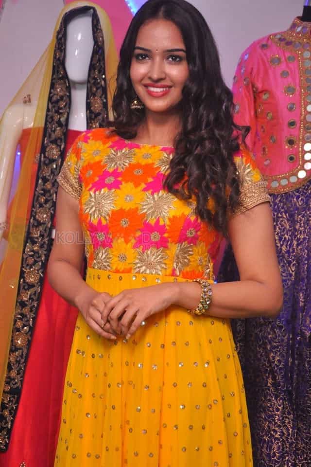 Actress Poojitha Ponnada Photo Shoot Stills 08 (130111) | Kollywood Zone