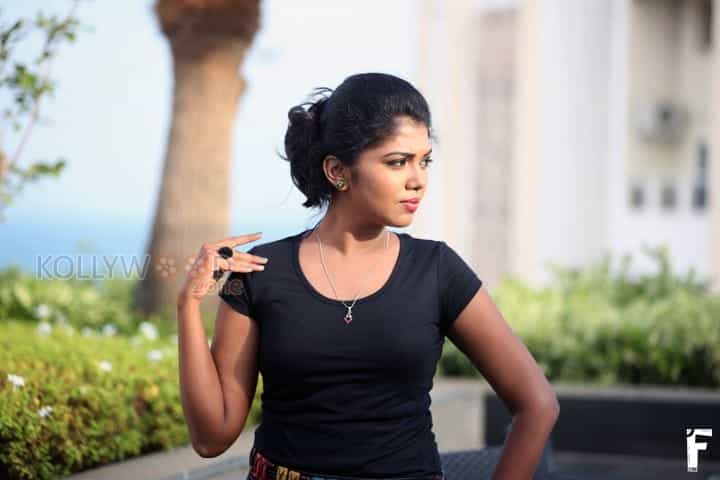 Actress Riythvika Photos