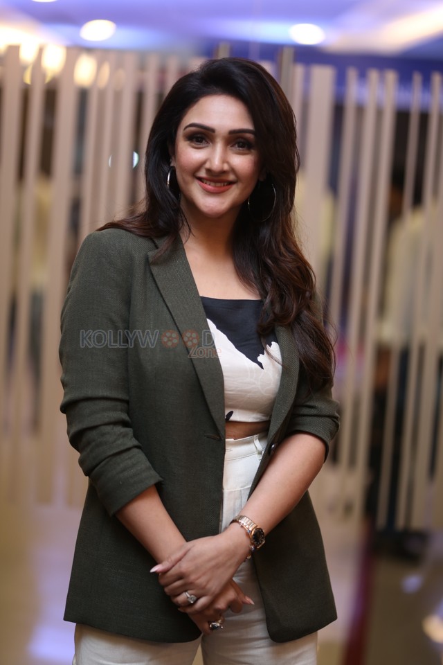 Actress Sridevi Vijaykumar at Sundarakanda Teaser Launch Photos 22