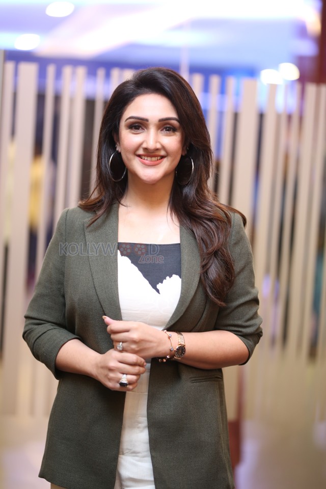 Actress Sridevi Vijaykumar at Sundarakanda Teaser Launch Photos 27