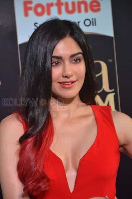 Adah Sharma Cleavage Show At Iifa Awards Photos