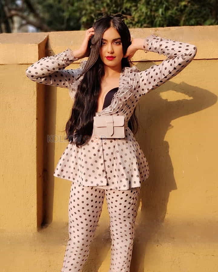 Adah Sharma Does A Zeenat Aman For Filmfare Glam And Style Awards Stills