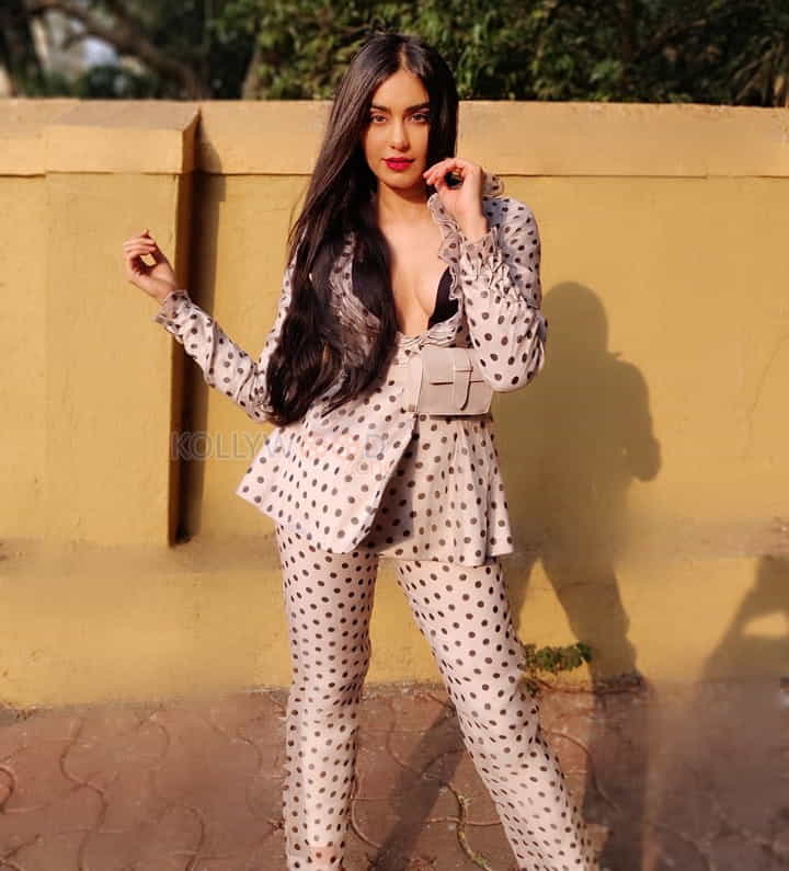 Adah Sharma Does A Zeenat Aman For Filmfare Glam And Style Awards Stills