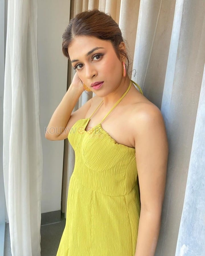 Adorable Shraddha Das in a Strappy Halterneck Yellow Dress Pictures 03