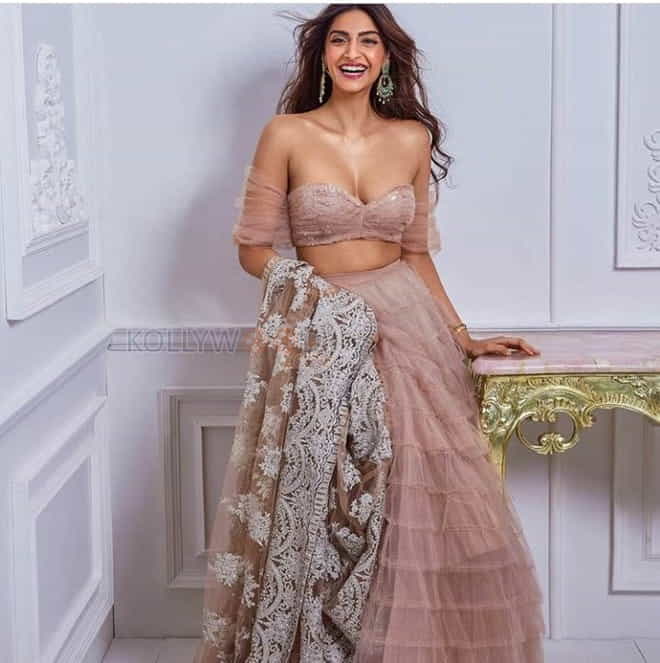 Bollywood Beauty Sonam Kapoor Photos