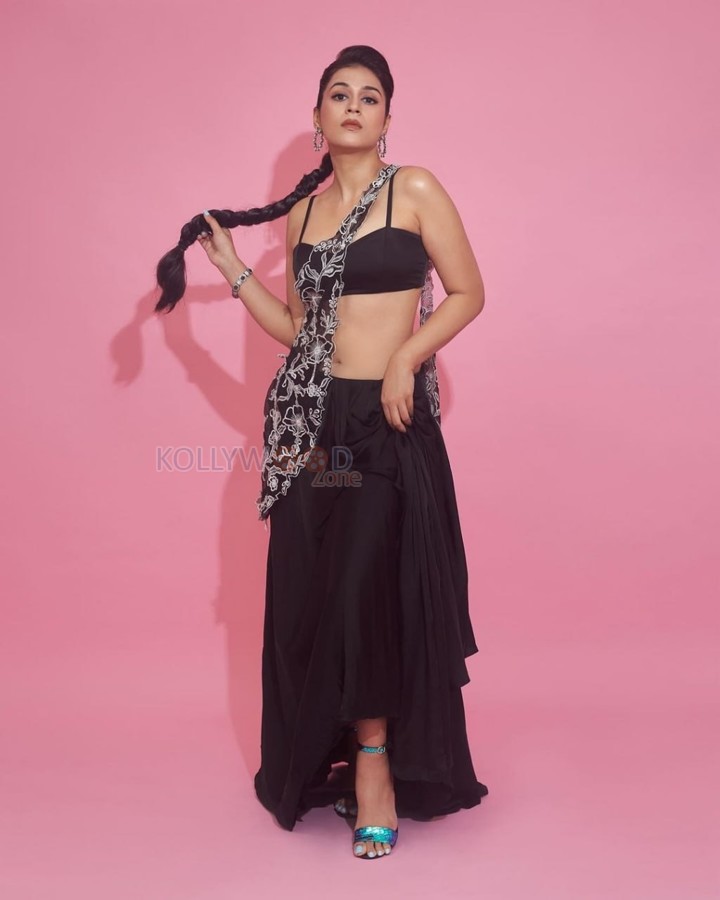 Captivating Shraddha Das in a Black Netted Saree Photos 01