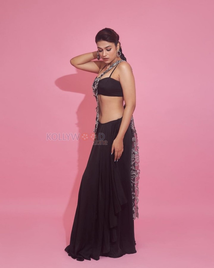 Captivating Shraddha Das in a Black Netted Saree Photos 02