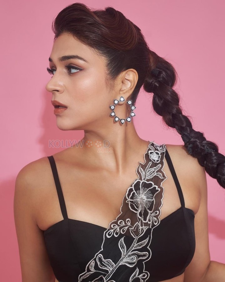 Captivating Shraddha Das in a Black Netted Saree Photos 04