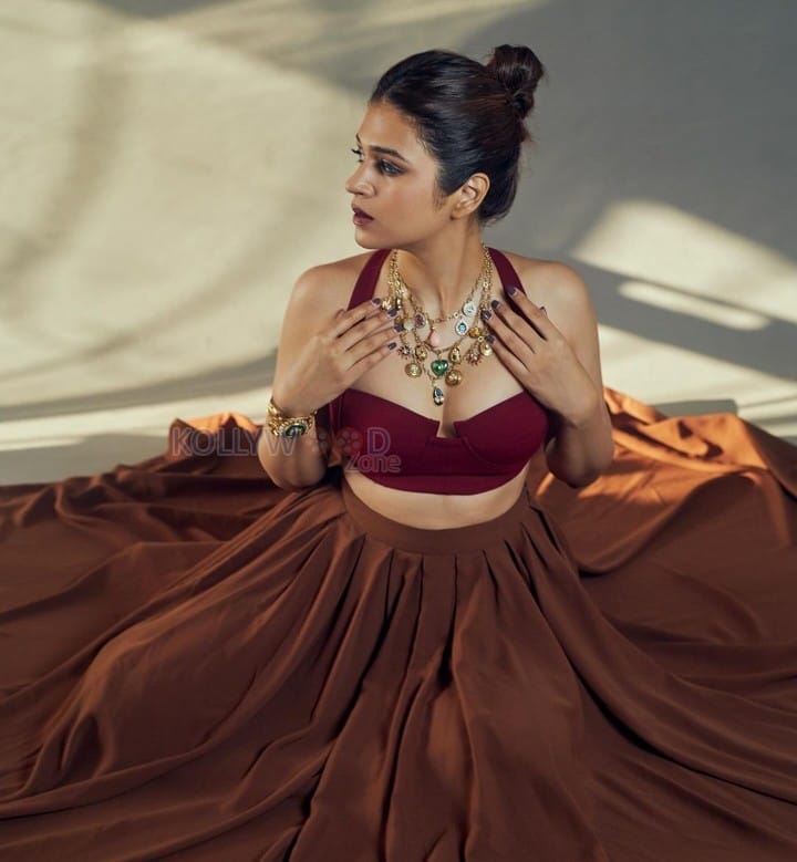 Enchanting Shraddha Das in a Sultry Wine Corset and Pleated Skirt Pictures 01