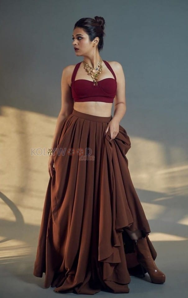 Enchanting Shraddha Das in a Sultry Wine Corset and Pleated Skirt Pictures 04