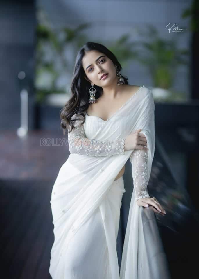 Gathavaibhava Movie Heroine Ashika Ranganath Sexy in White Saree Photos 07