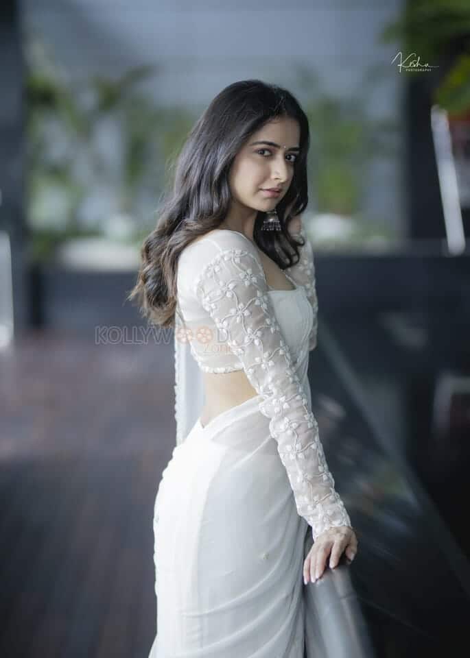 Gathavaibhava Movie Heroine Ashika Ranganath Sexy in White Saree Photos 08