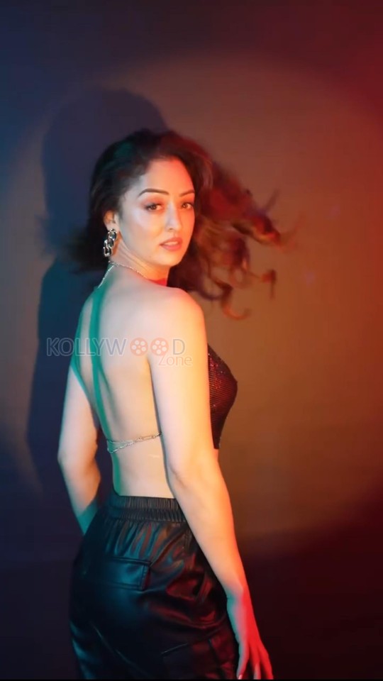 Glamorous Sandeepa Dhar in a Black Backless Dress Pictures 01