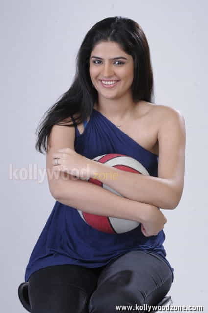 Murattu Singam Heroine Deeksha Seth Sexy Photos