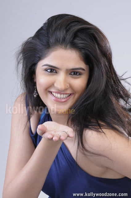 Murattu Singam Heroine Deeksha Seth Sexy Photos