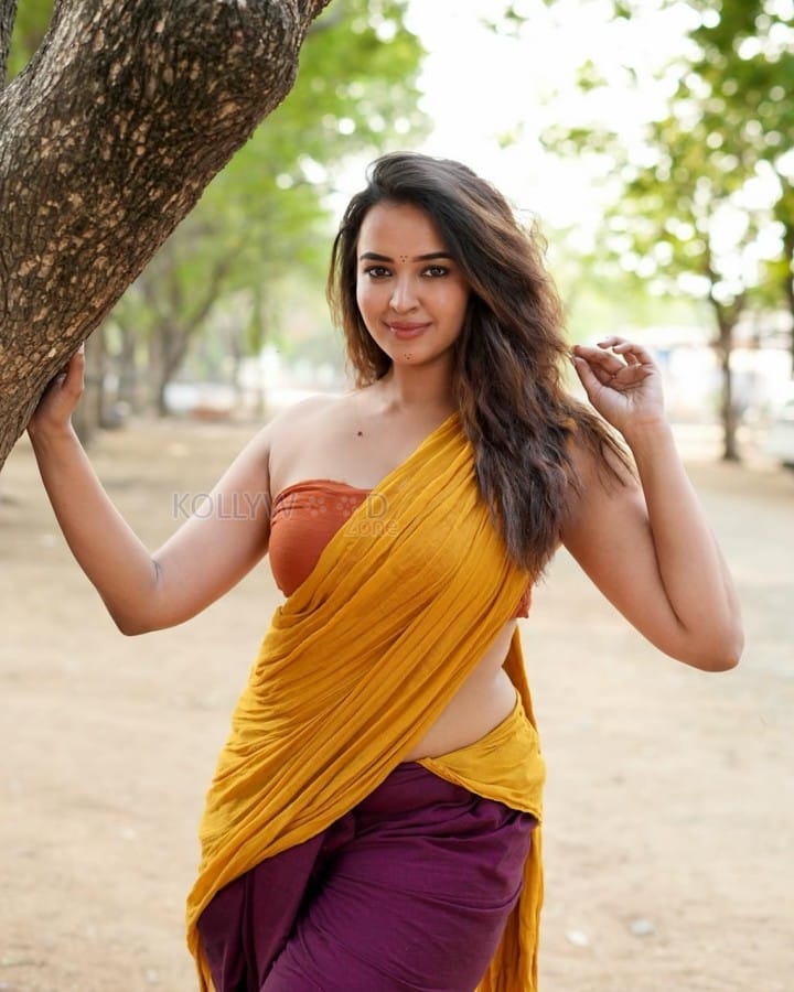 Sensuous Pujita Ponnada in a Strapless Tube Top with a Sandal Saree Photos 03