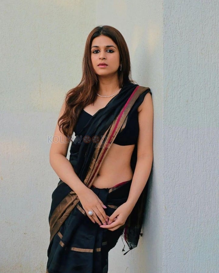 Sensuous Shraddha Das Navel in a Black Saree Photo 01