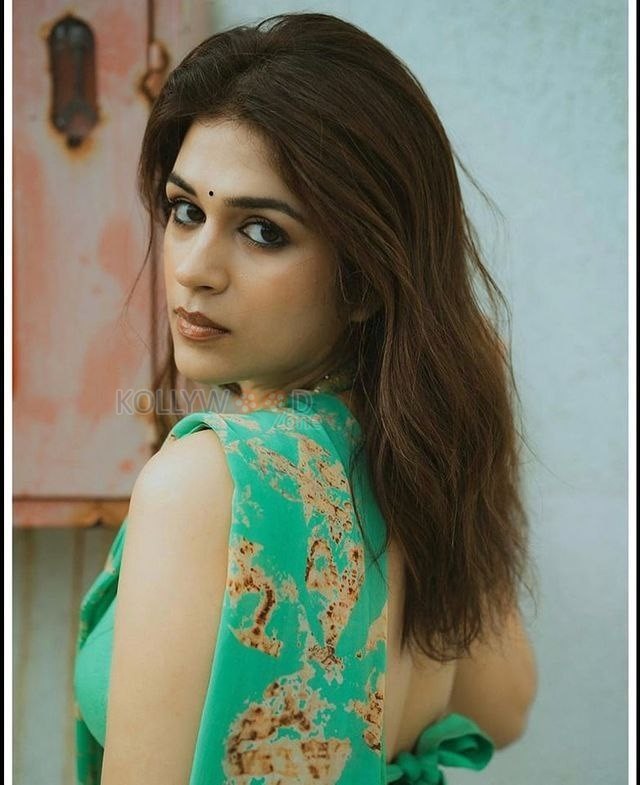 Sensuous and Sizzling Shraddha Das in a Green Saree with a Sleeveless Blouse Pictures 05