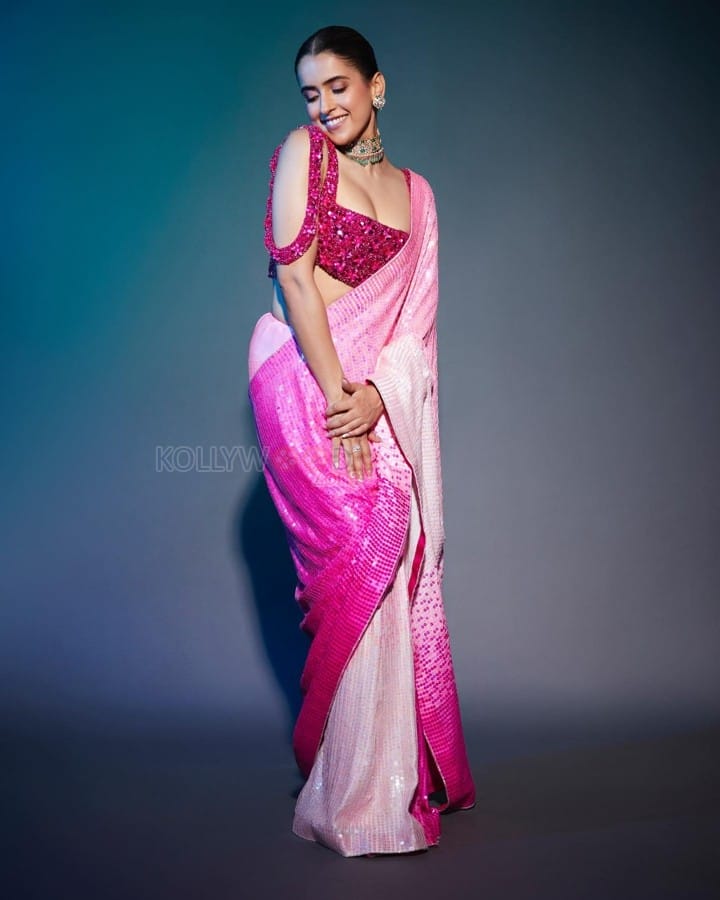 Sexy Sanya Malhotra in a Pink Sequin Manish Malhotra Saree Photos 02