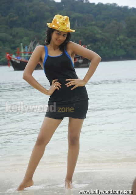 Shradha Das In Mugguru Movie Pics