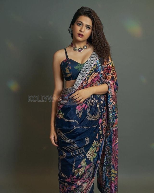 Stunning Actress Shraddha Das in a Blue Printed Saree with Sleeveless Deep Neck Blouse Photos 02