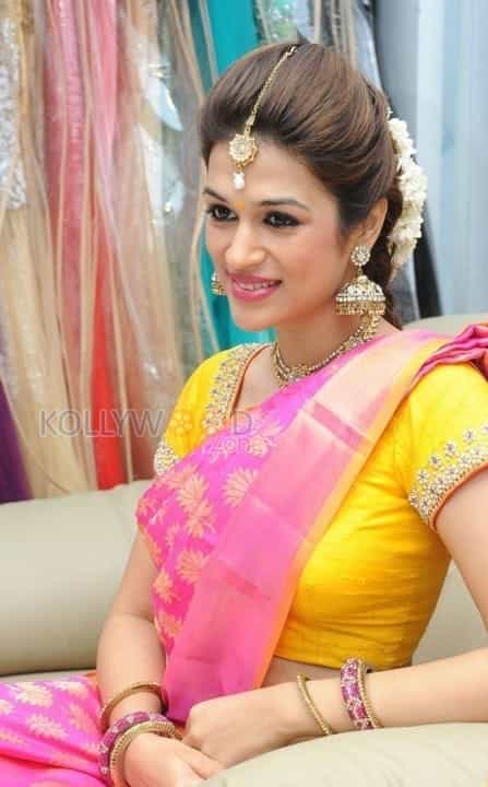 Tollywood Actress Shraddha Das Sexy Saree Photos