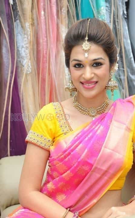 Tollywood Actress Shraddha Das Sexy Saree Photos