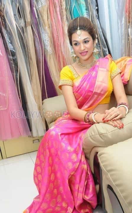 Tollywood Actress Shraddha Das Sexy Saree Photos