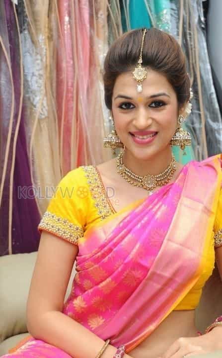 Tollywood Actress Shraddha Das Sexy Saree Photos