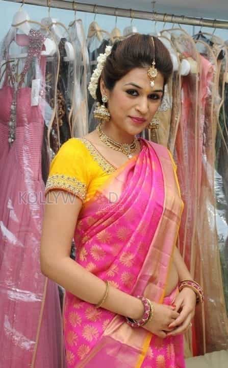 Tollywood Actress Shraddha Das Sexy Saree Photos