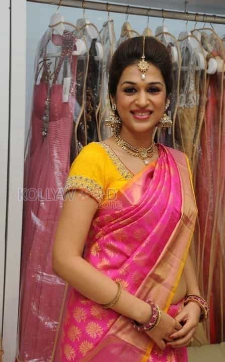 Tollywood Actress Shraddha Das Sexy Saree Photos