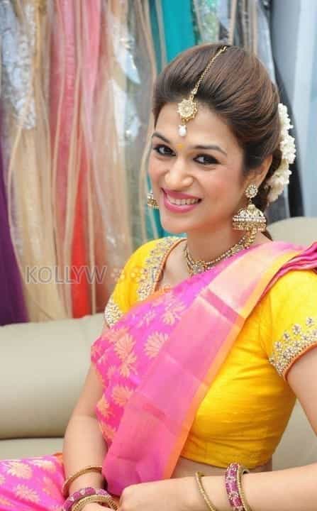 Tollywood Actress Shraddha Das Sexy Saree Photos