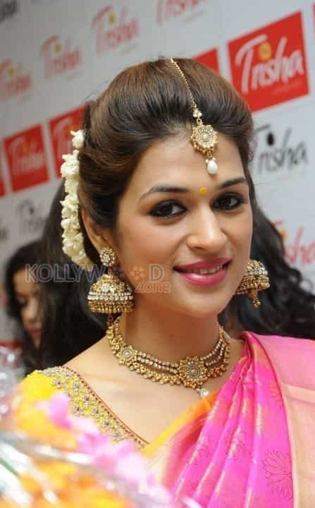 Tollywood Actress Shraddha Das Sexy Saree Photos