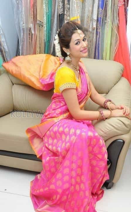 Tollywood Actress Shraddha Das Sexy Saree Photos