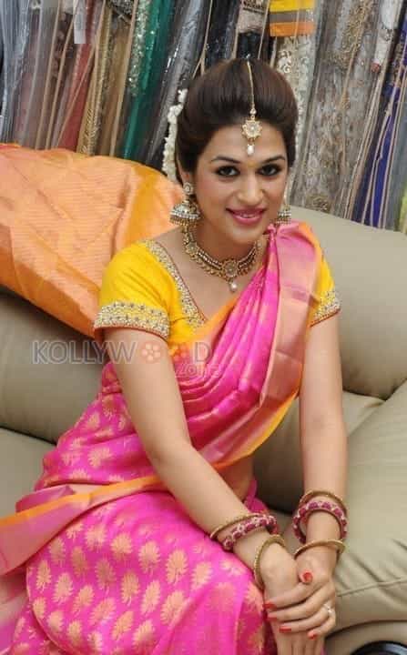 Tollywood Actress Shraddha Das Sexy Saree Photos