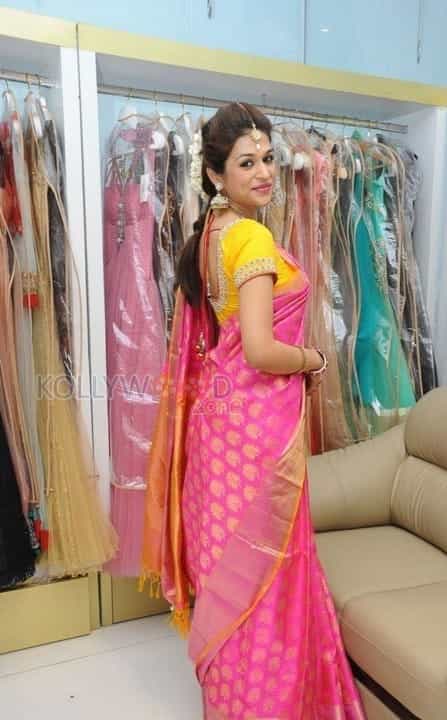 Tollywood Actress Shraddha Das Sexy Saree Photos