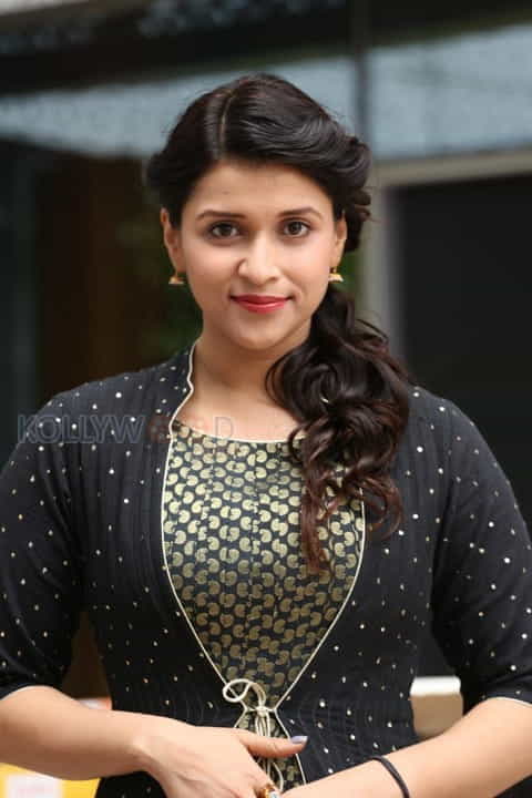 Actress Mannara At Gold Drop Teluginti Vantakam Contest 2016 Photos 05