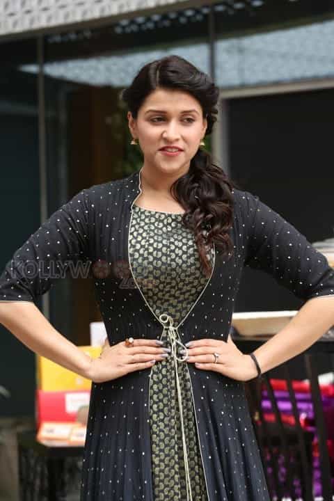 Actress Mannara At Gold Drop Teluginti Vantakam Contest 2016 Photos 10