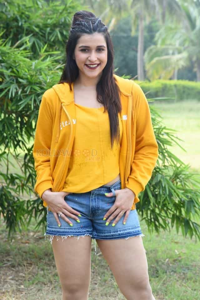 Actress Mannara Chopra At Hi 5 Movie Set Photos 07