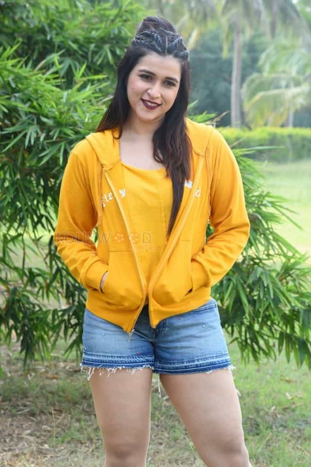 Actress Mannara Chopra At Hi 5 Movie Set Photos 08