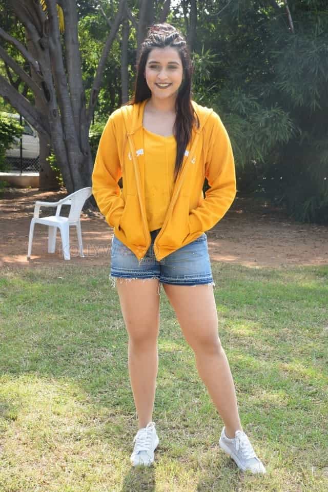 Actress Mannara Chopra At Hi 5 Movie Set Photos 09