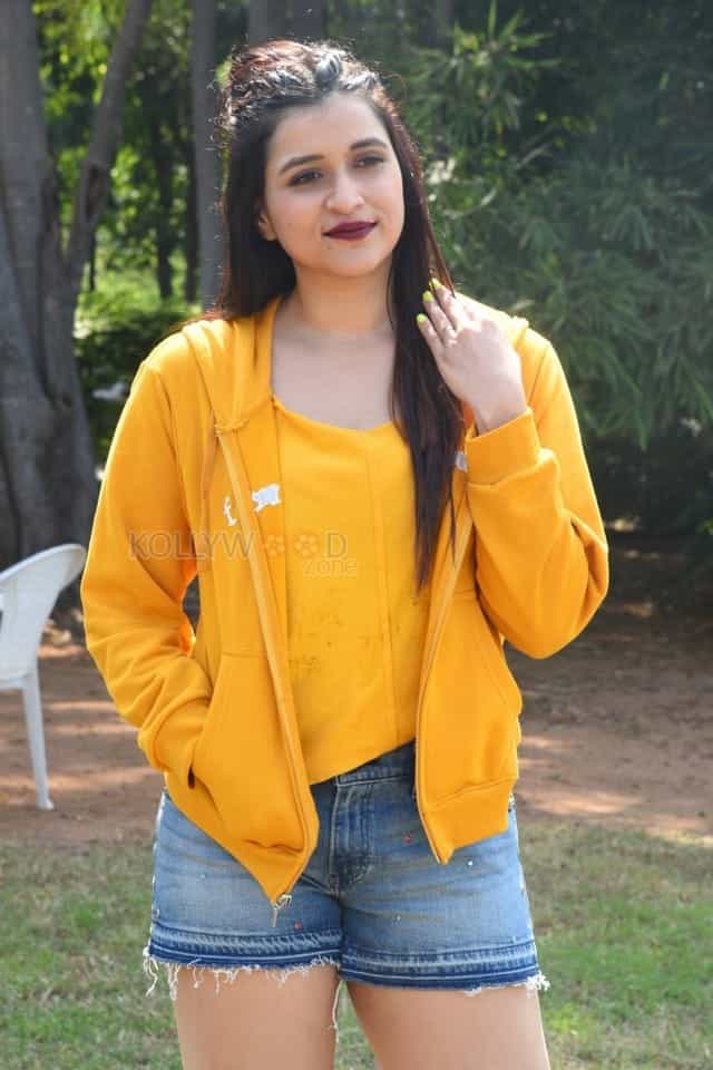 Actress Mannara Chopra At Hi 5 Movie Set Photos 10