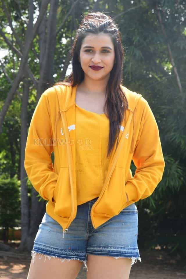 Actress Mannara Chopra At Hi 5 Movie Set Photos 11