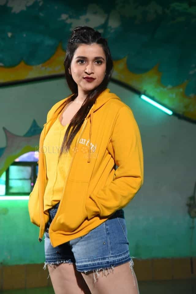 Actress Mannara Chopra At Hi 5 Movie Set Photos 24