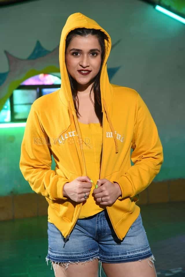 Actress Mannara Chopra At Hi 5 Movie Set Photos 31