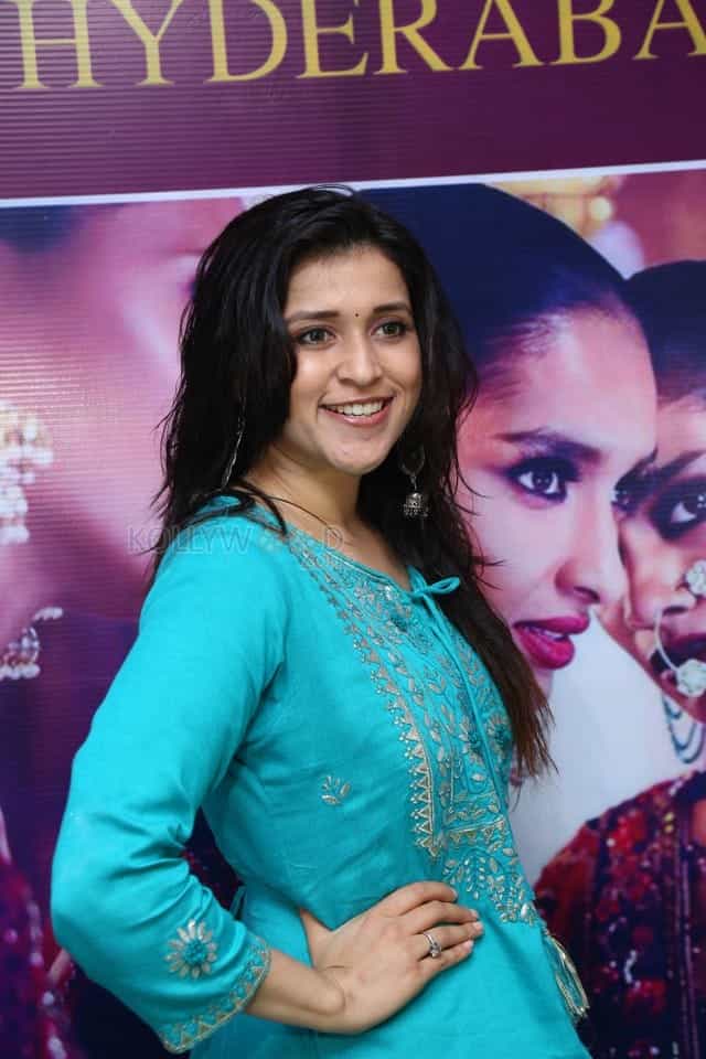 Actress Mannara Chopra At Sutraa Grand Fashion Showcase And Curtain Raiser Photos 18